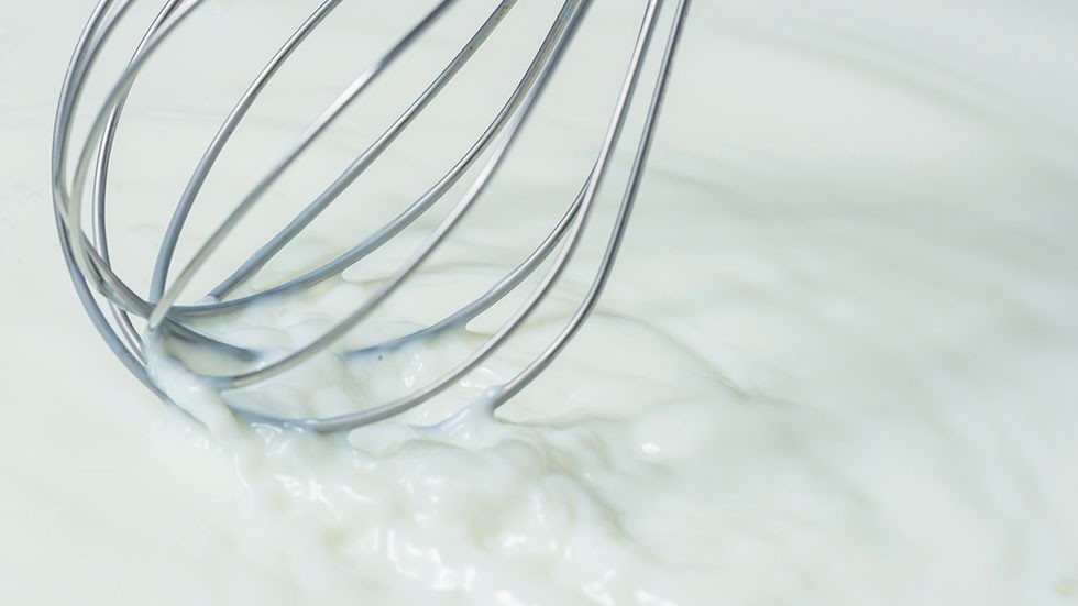 「発酵バター」は原料となるクリームを乳酸菌によって半日以上発酵させてつくる