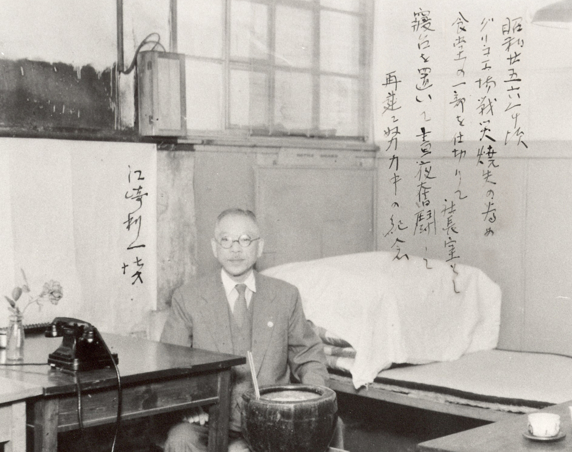 A corner of the Osaka Factory cafeteria became Ri-ichi’s office. From here, the founder led his company to recovery.