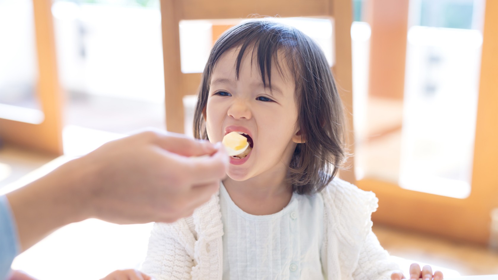 アイスを食べる子供