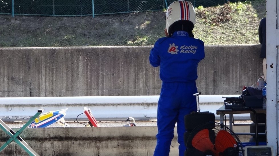 ヘルメットを被る瀬川選手の写真