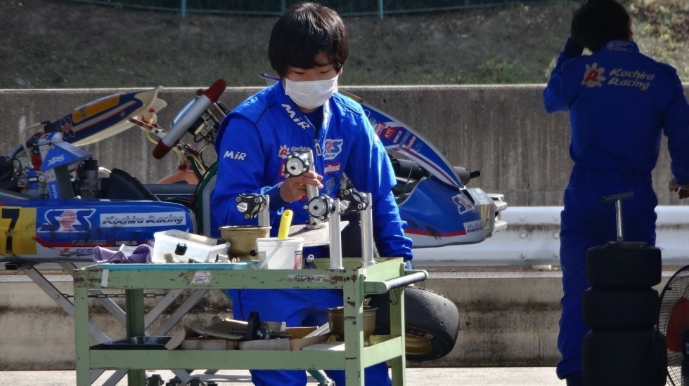 車の整備をする瀬川選手の画像