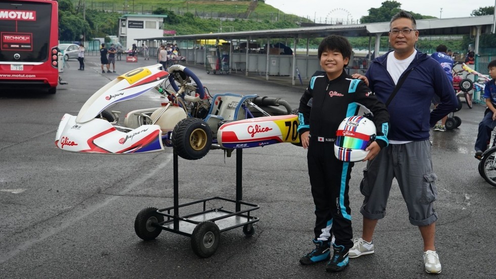 車の前で親子で写真撮影をする瀬川選手