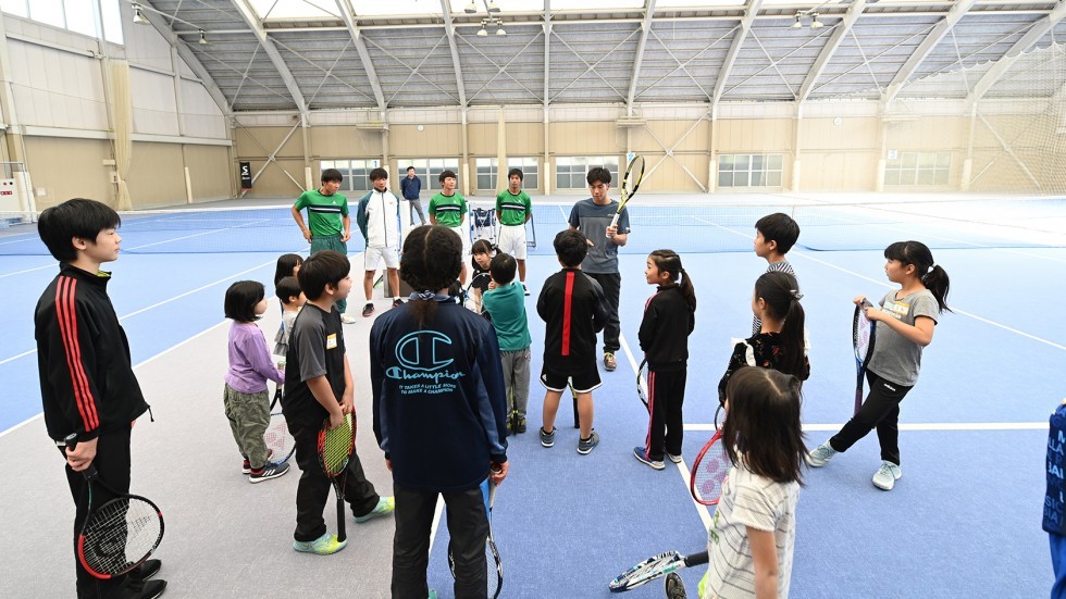 学生さんを相手にラリーを開始