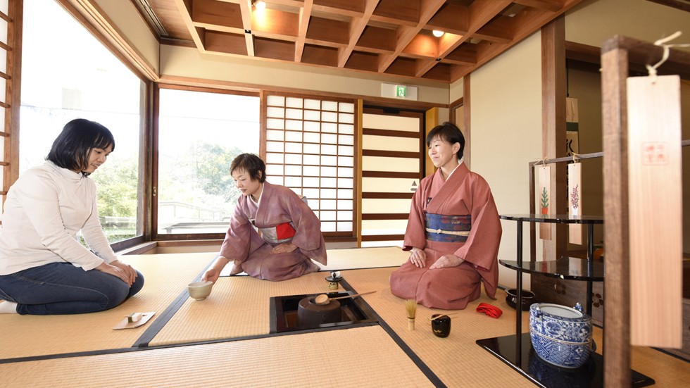 三回茶器を回してから飲む