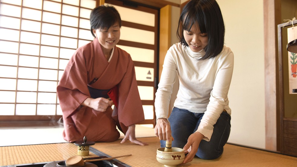 ゴックランさんが抹茶点てにチャレンジ