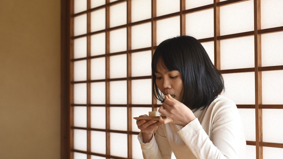 お茶菓子を食べる