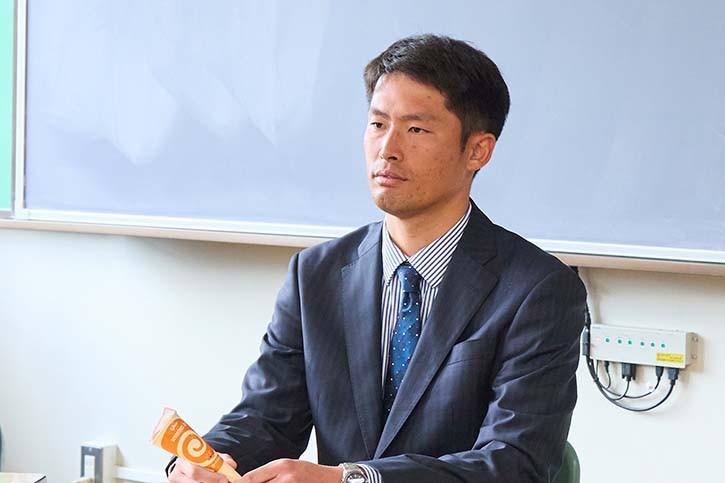 守島さんのアイディアを後押しすることに決めた、市野瀬先生。