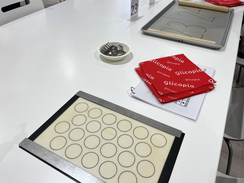 グリコピアオリジナルバンダナとビスコ作りの道具