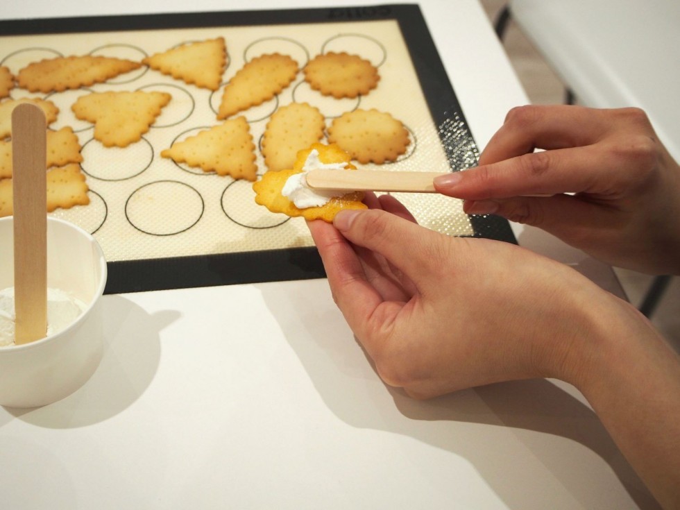 焼きあがったビスコにクリームを塗る