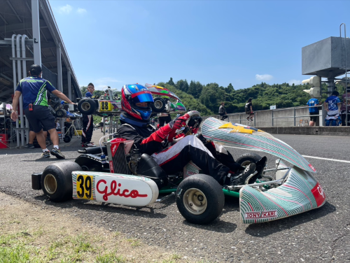 カートに乗る井口 雄翔さん