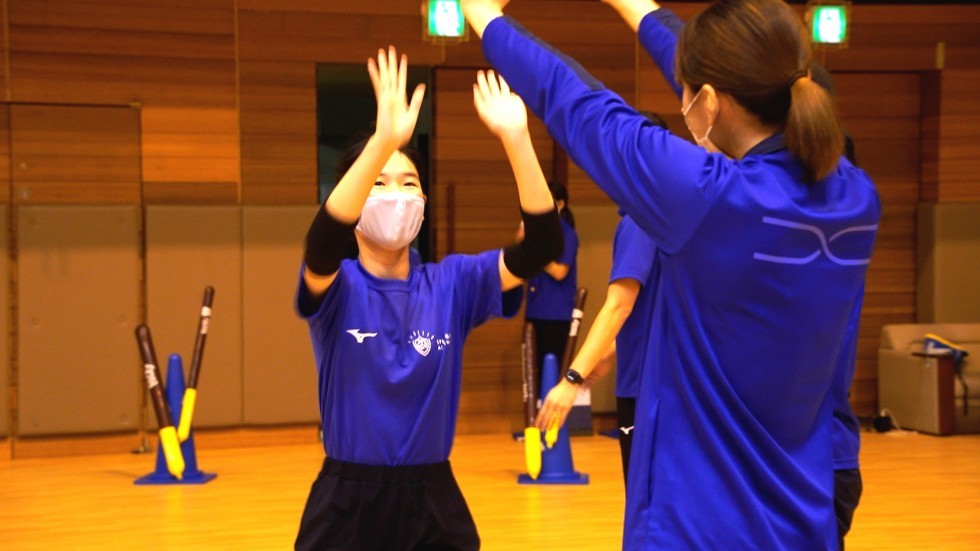 ハイタッチする新鍋理沙さんと子どもの画像