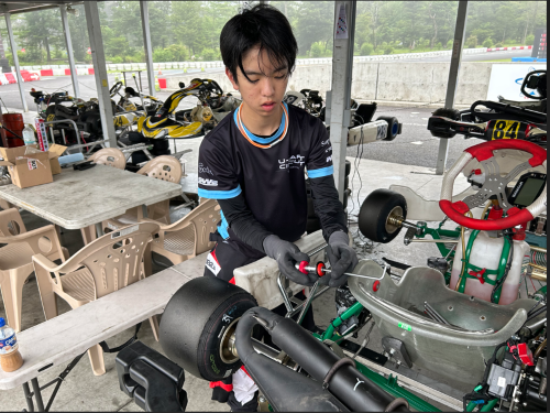 カートを整備する井口 雄翔さん