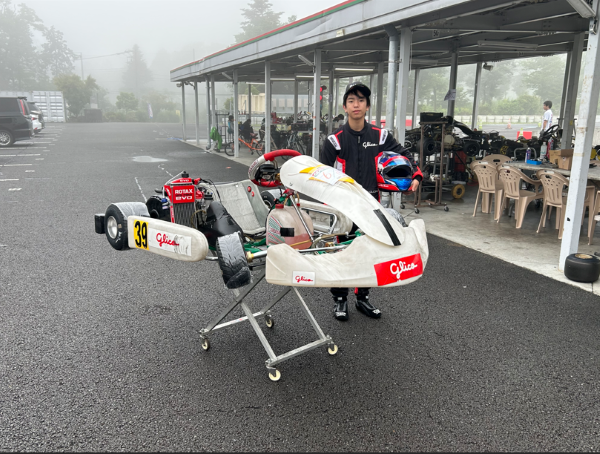 カートと並んで立つ井口 雄翔さん