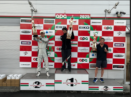 KSA　APGシリーズのMAXクラスシリーズチャンピオンとなり表彰台に立つ井口 雄翔さん