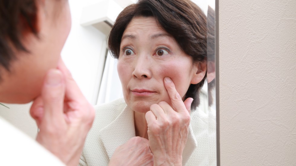 シミに驚く女性