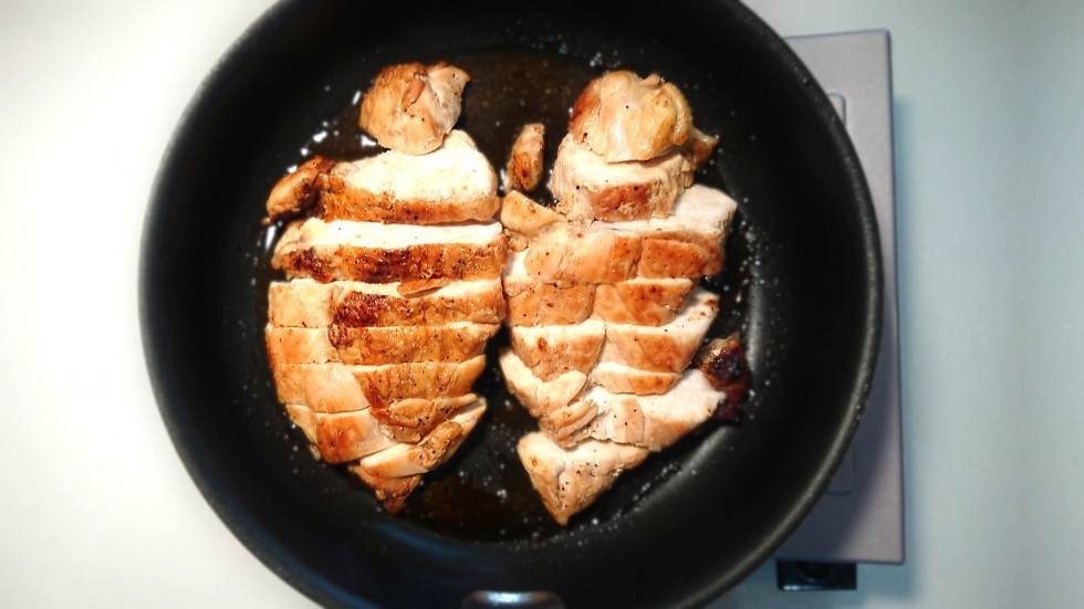 鶏ムネ肉を焼きます