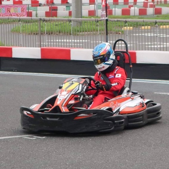 カートを運転する濱邉さん