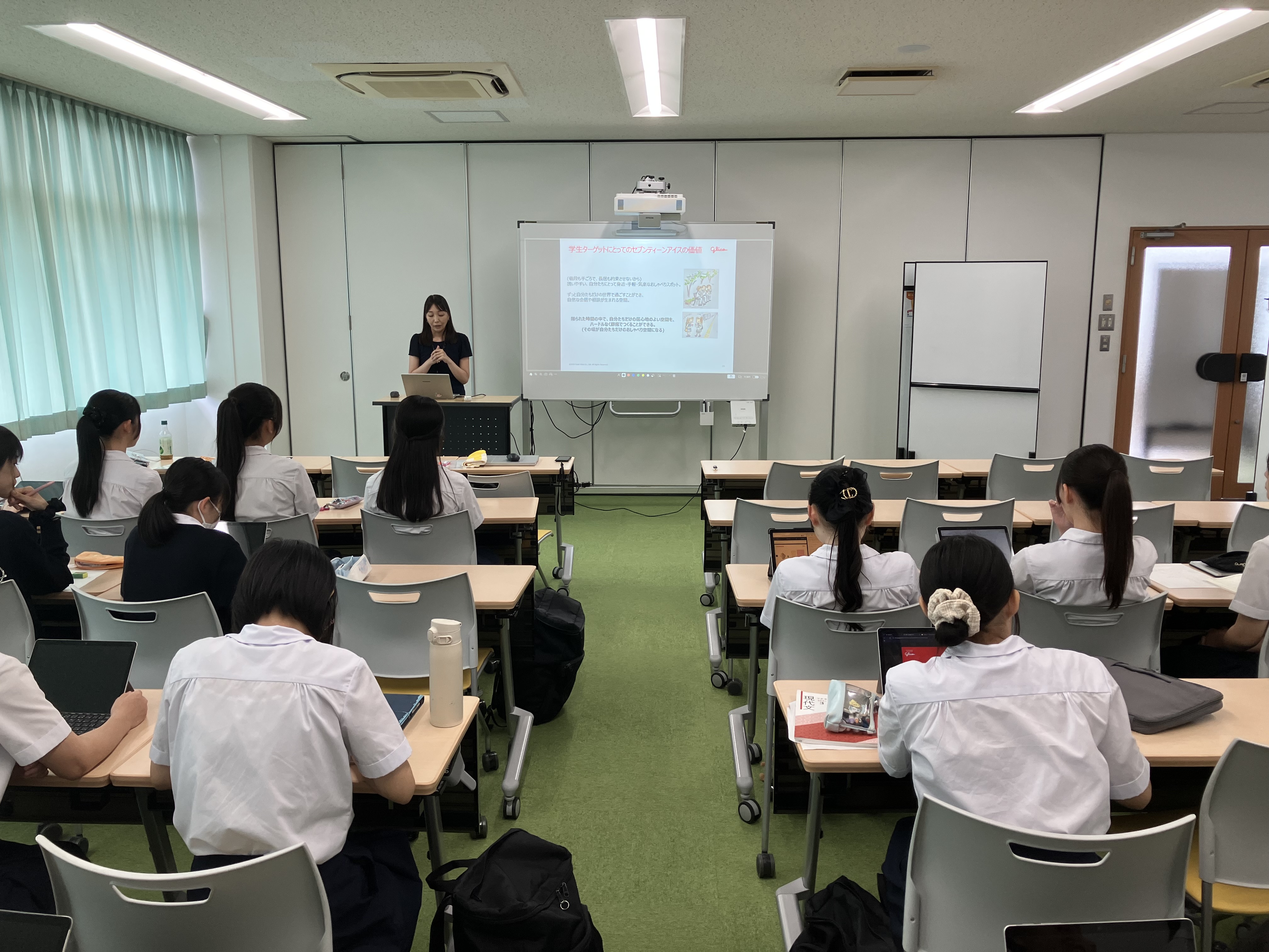 従業員が中高生の前でキャリア授業を行う写真