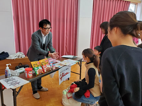 協働事業 三宅町co育てproject 取り組み 三宅町立三宅幼児園の入園説明会で 災害啓発の一環としてアイクレオ赤ちゃんミルクを紹介しました 公式 江崎グリコ Glico