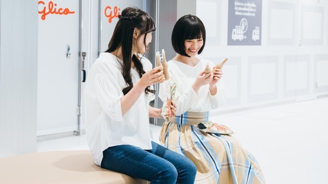 グリコピアCHIBAでパピコを食べる女の子