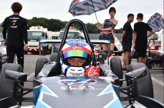 カートに乗る濱邉 誠己さん