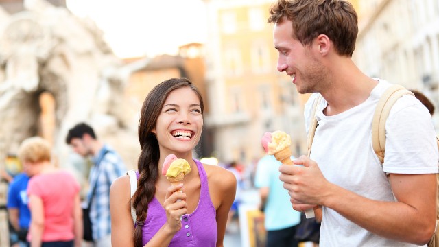 アイスを食べる男女