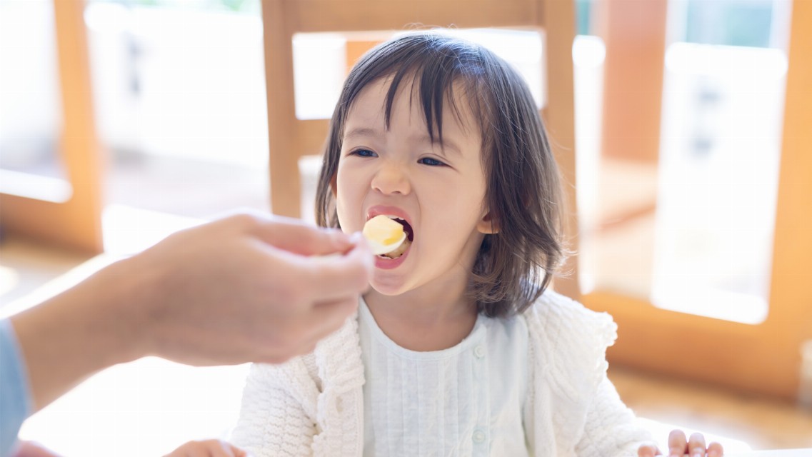 アイスを食べる子供