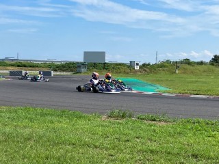 他の選手とカートで競う小野原悠さん