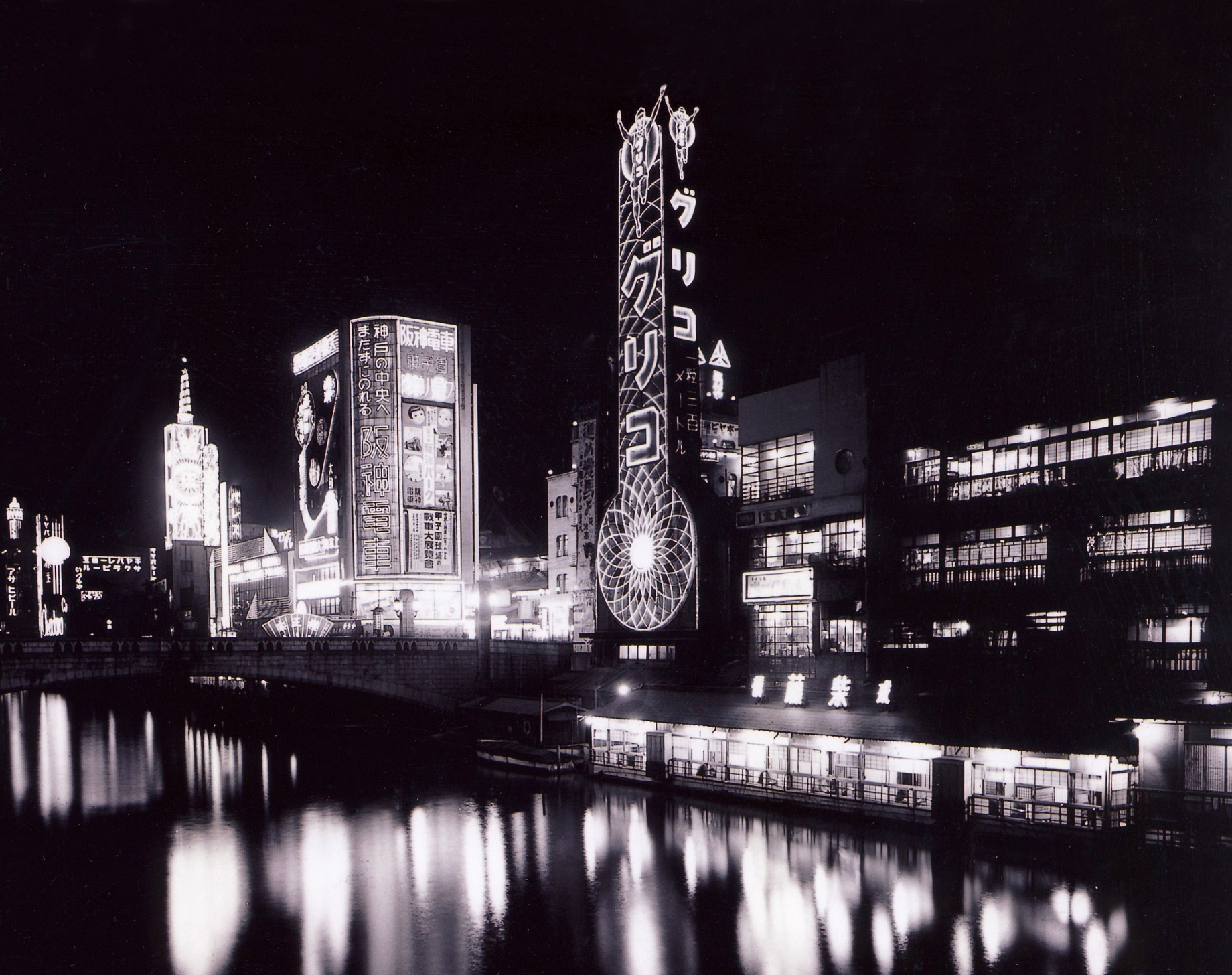 The first Glico neon sign lights up the Dotonbori River