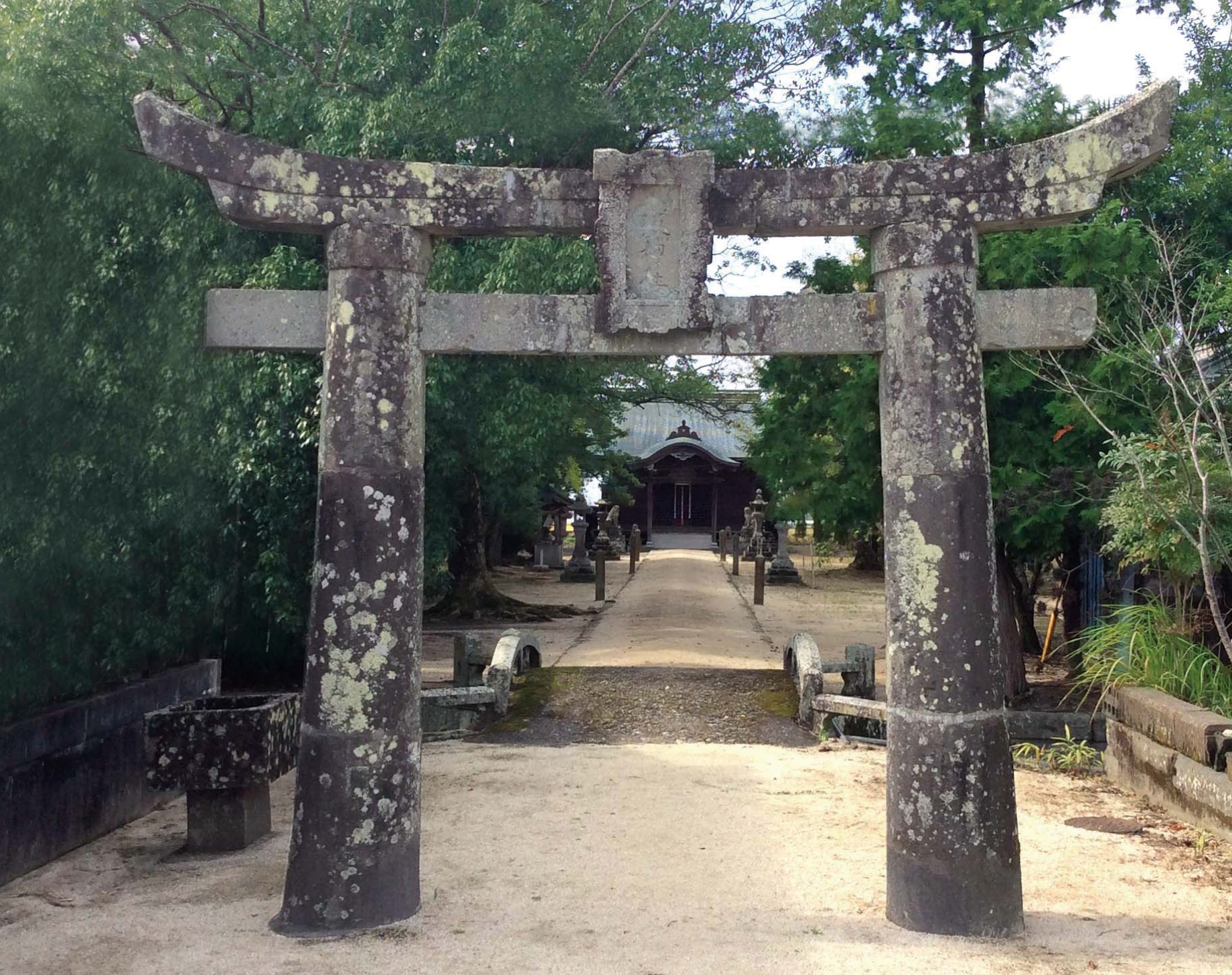 創業者江崎利一が想を練るため折にふれて訪れた郷里の八坂神社
