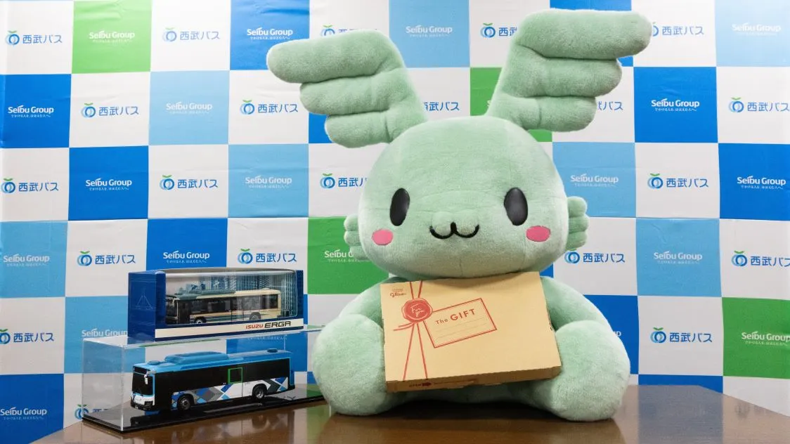グリコ健康ギフトセットと西武バスキャラクターのエンジェちゃん