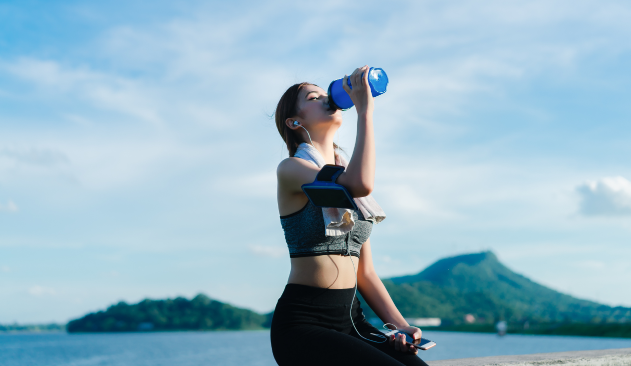 水分補給をする女性