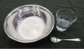 用意するもの 材料：小麦粉100g、水60ml　器具：スプーン、ボウル