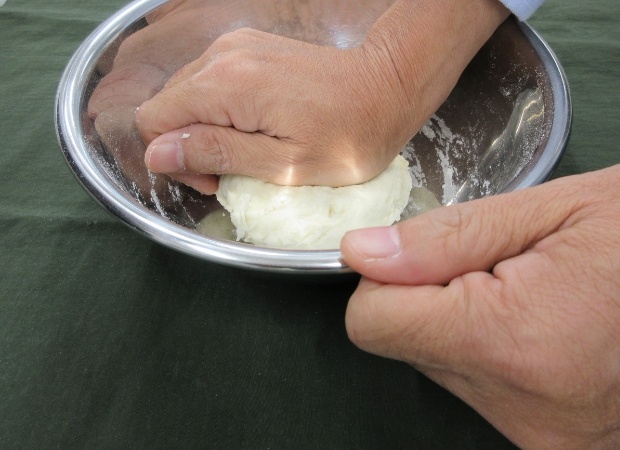 小麦粉が水をすべて吸ったら、 粉をひたすらこねよう。